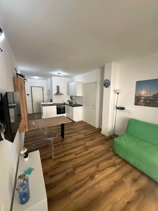 Kitchen or kitchenette, Dining area, oven, stove