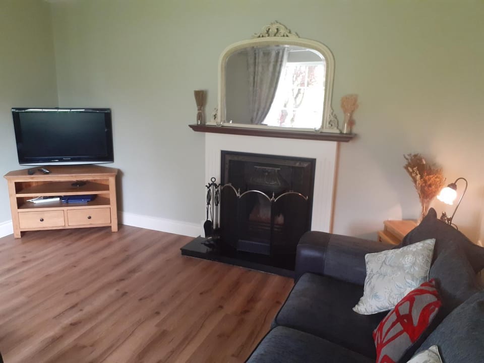 Communal lounge/ TV room, TV and multimedia, Living room, Seating area, Evening entertainment