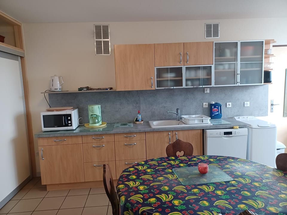 Dining area, dishwasher