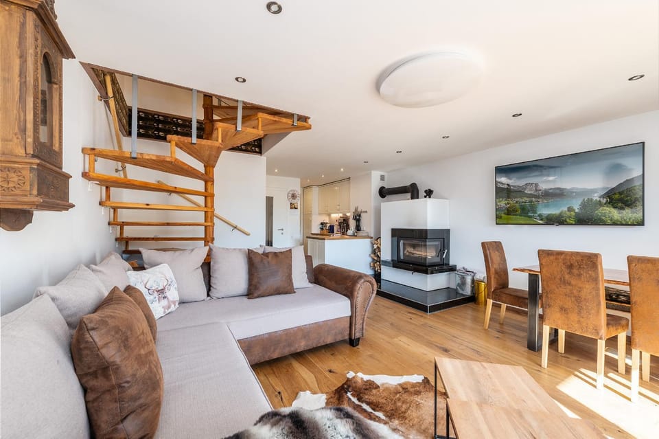 TV and multimedia, Kitchen or kitchenette, Living room, Seating area