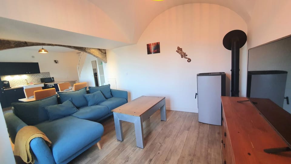 TV and multimedia, Living room, Dining area, fireplace, kitchen