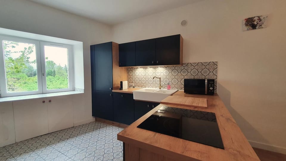 Coffee/tea facilities, microwave, oven, stove, toaster, kitchen