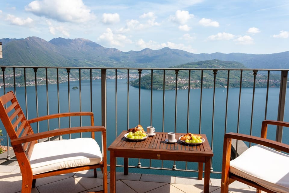 Natural landscape, View (from property/room), Balcony/Terrace, Lake view, Mountain view