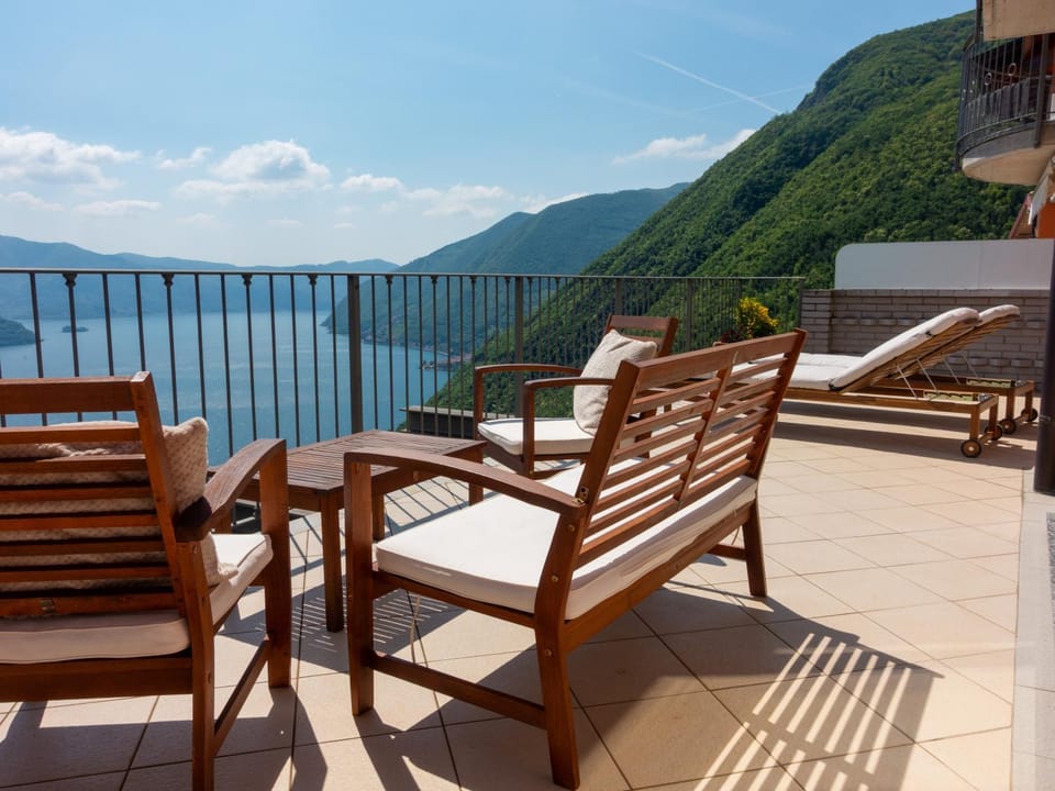 Natural landscape, Balcony/Terrace, Seating area, Lake view, Mountain view, sunbed