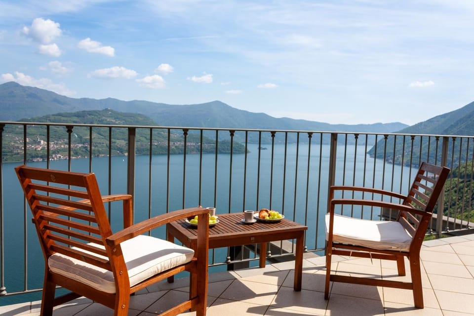 Natural landscape, View (from property/room), Balcony/Terrace, Seating area, Lake view, Mountain view