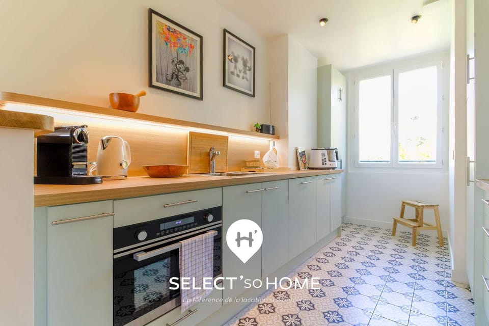 Coffee/tea facilities, Kitchen or kitchenette, dishwasher, oven, stove, toaster