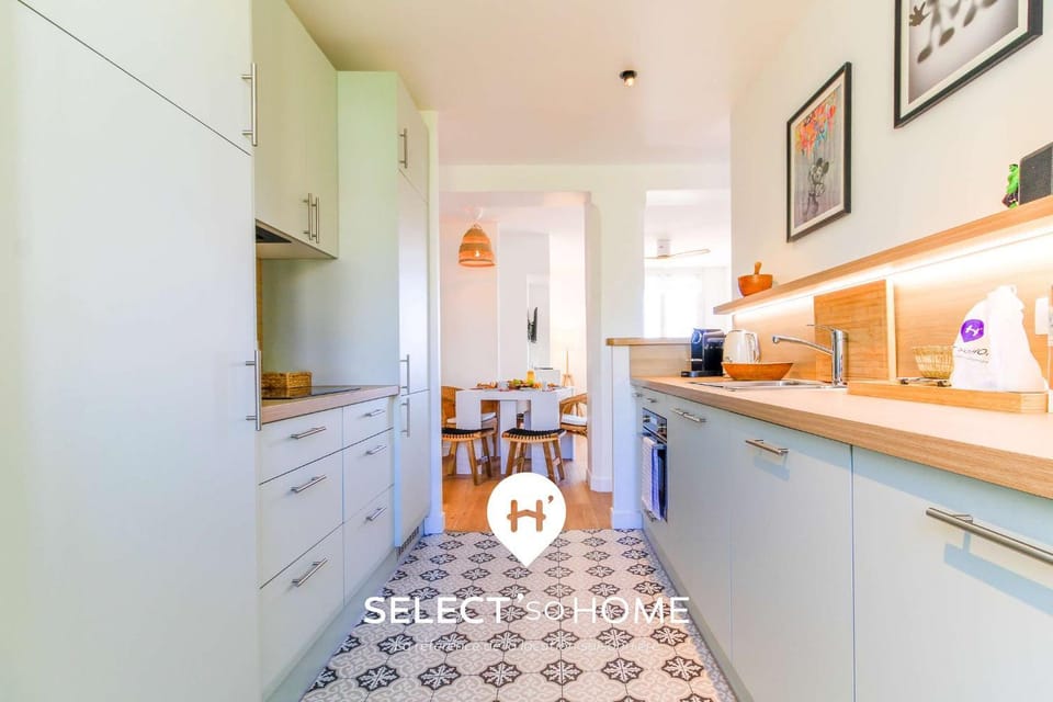 Kitchen or kitchenette, Dining area, dishwasher, oven, stove