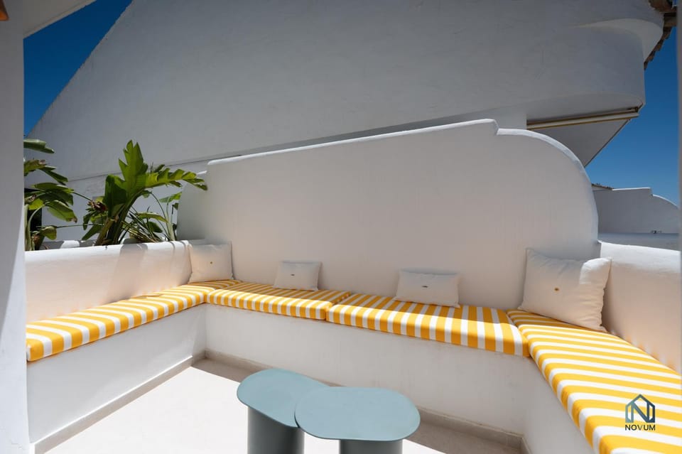 Day, Seating area