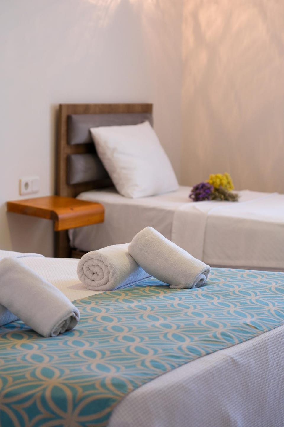 Bed, Bedroom, towels