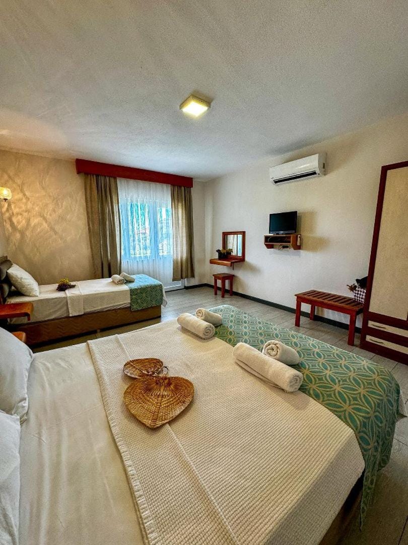 Bed, TV and multimedia, Bedroom, towels