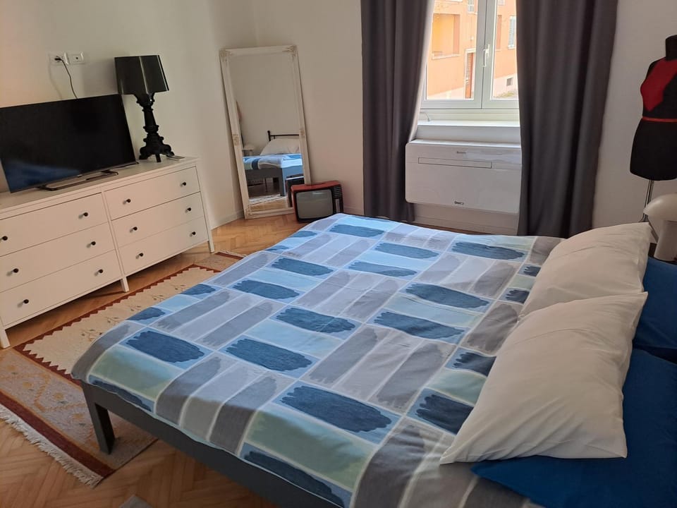 Bed, TV and multimedia, Photo of the whole room, Bedroom
