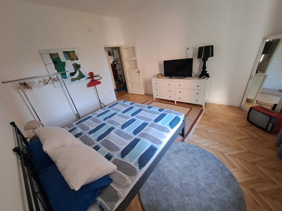 Bed, TV and multimedia, Photo of the whole room, Bedroom