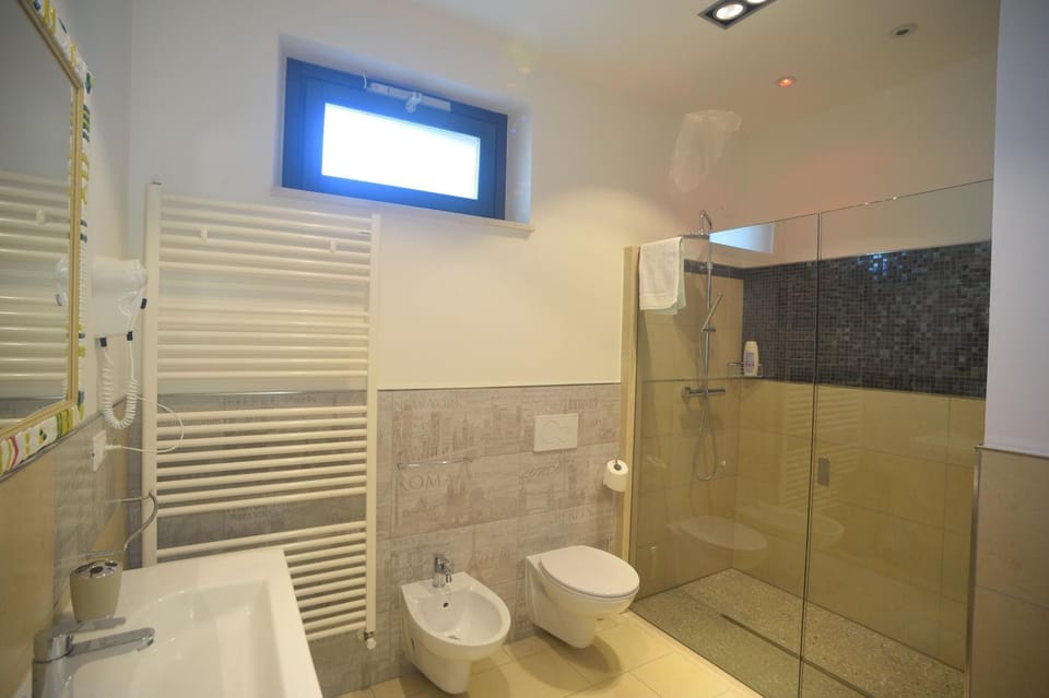 Shower, Toilet, Bathroom, towels