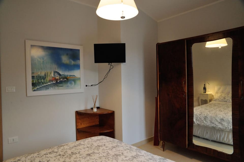 Bed, TV and multimedia, Bedroom
