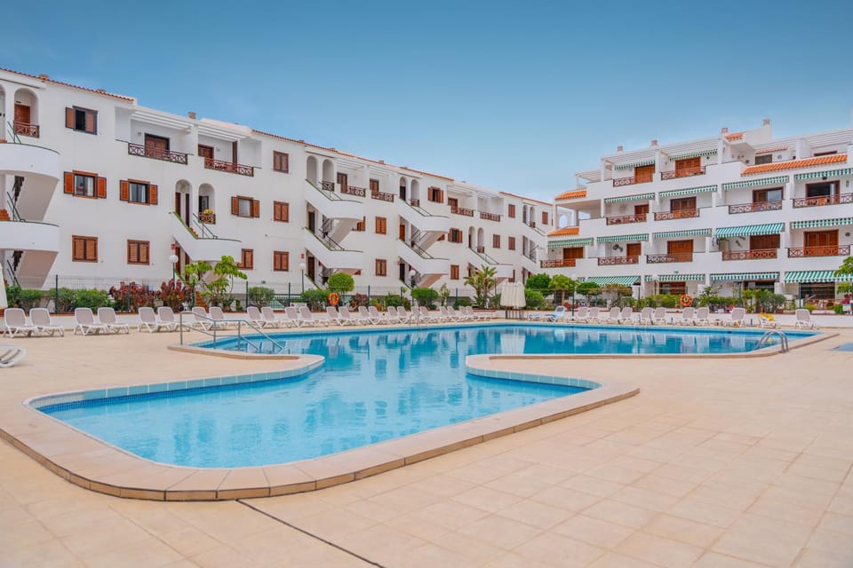 Swimming pool, sunbed