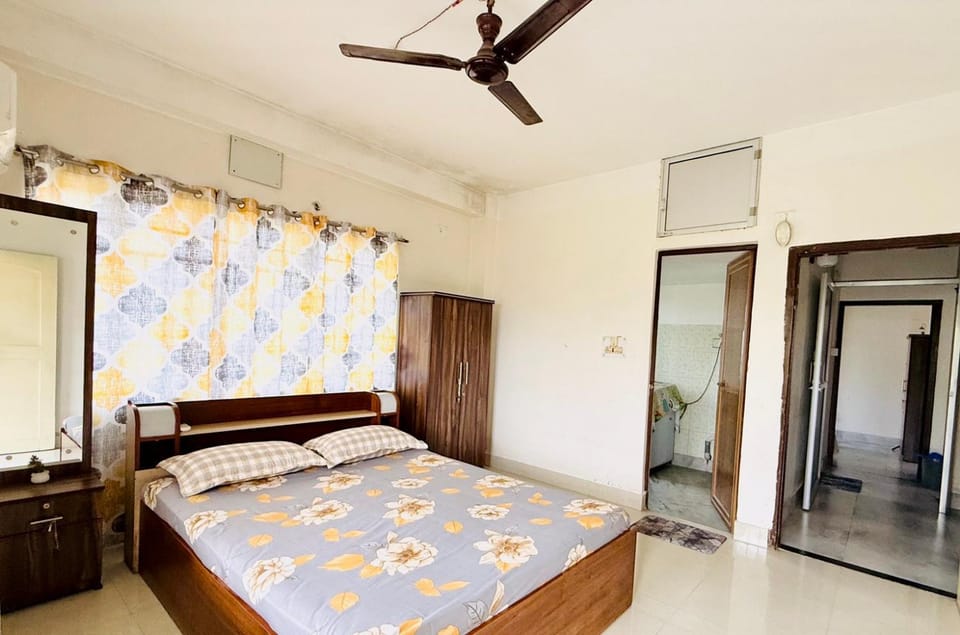 Photo of the whole room, Bedroom, wardrobe