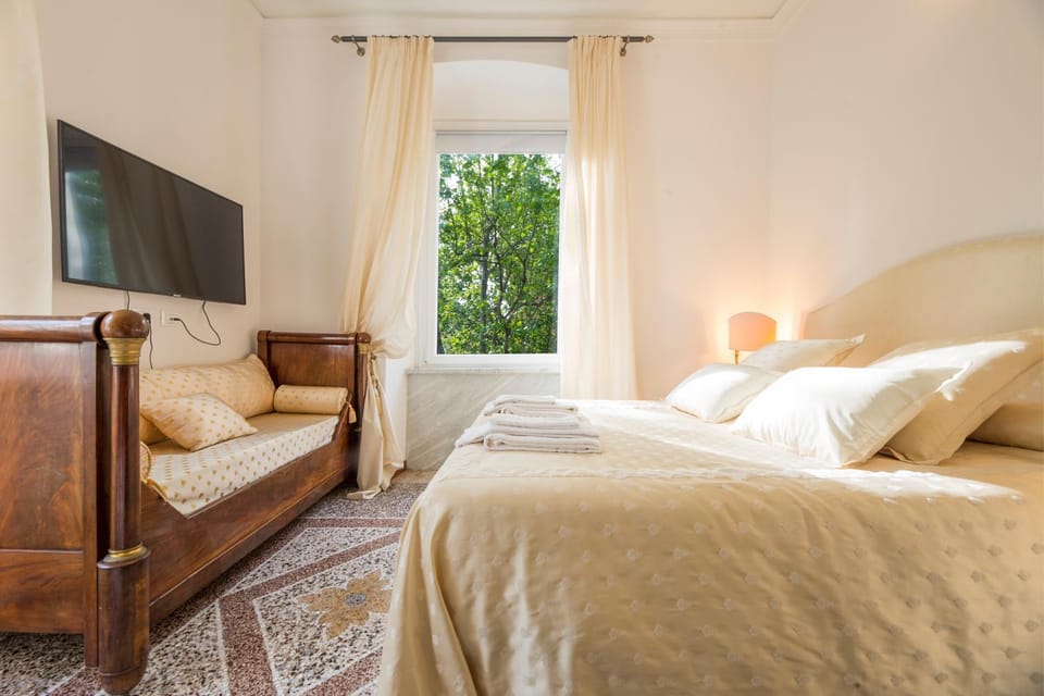 Bed, TV and multimedia, Photo of the whole room, Bedroom