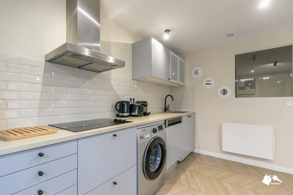 Kitchen or kitchenette, dishwasher, stove, toaster, washing machine