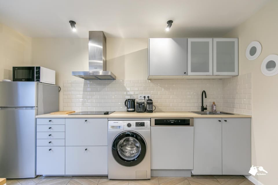 Coffee/tea facilities, Kitchen or kitchenette, dishwasher, stove, toaster, washing machine