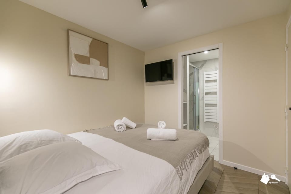 Bed, TV and multimedia, Photo of the whole room, Bedroom, towels