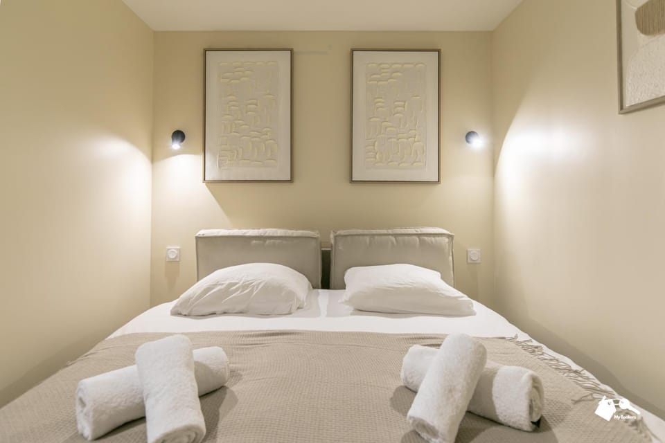 Bed, Photo of the whole room, Bedroom, towels