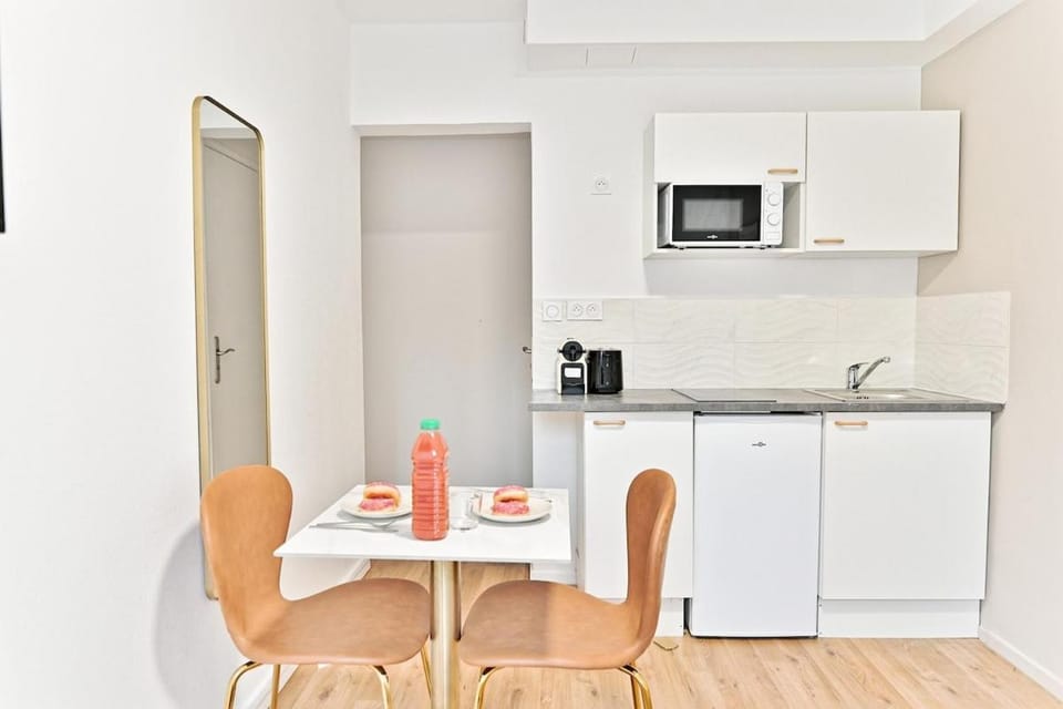 Kitchen or kitchenette, Dining area