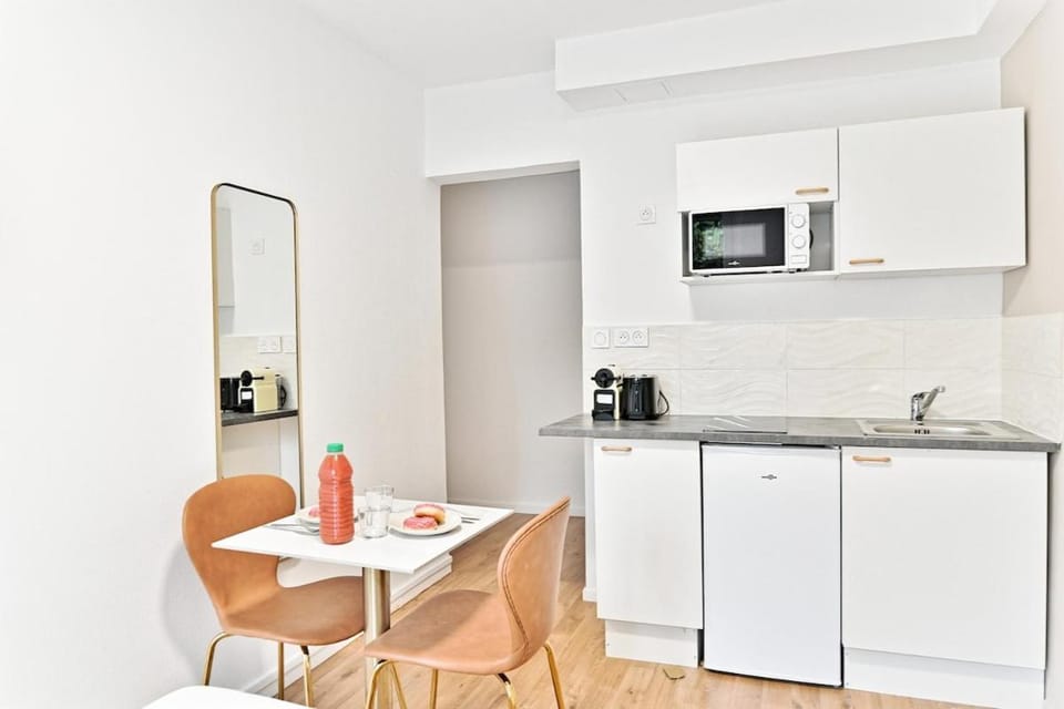 Kitchen or kitchenette, Dining area