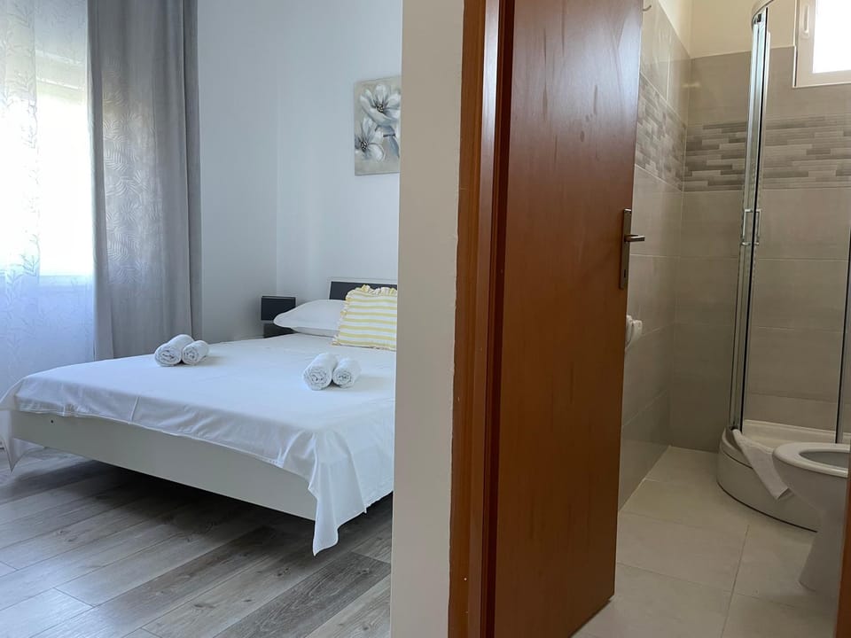 Toilet, Bed