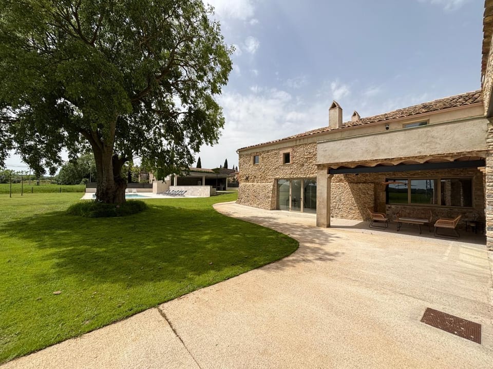 Property building, Natural landscape, Garden view, Swimming pool, Swimming pool