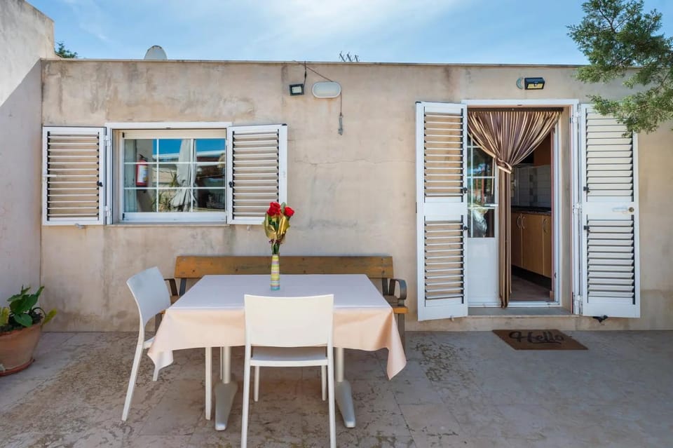 Property building, Patio, Balcony/Terrace