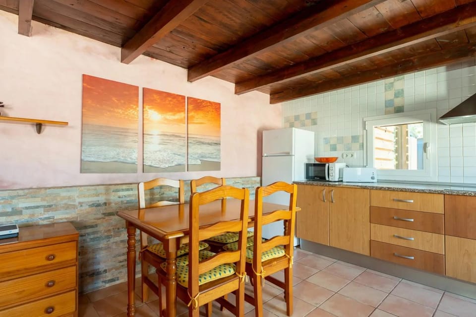 Kitchen or kitchenette, Dining area, stove