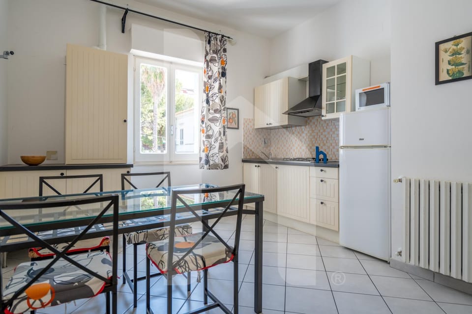 Kitchen or kitchenette, Dining area, stove