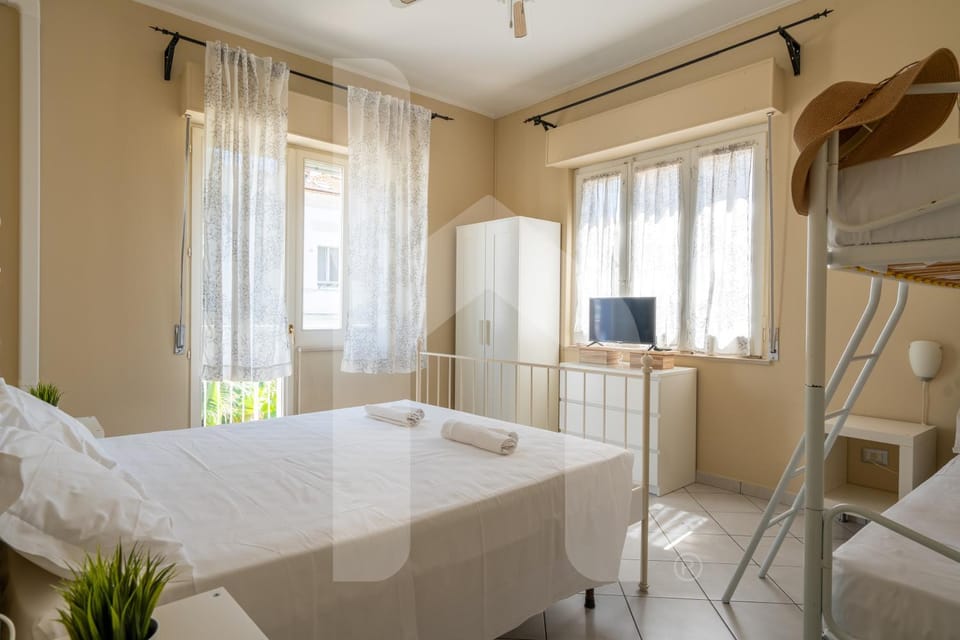 Bed, TV and multimedia, Bedroom, towels