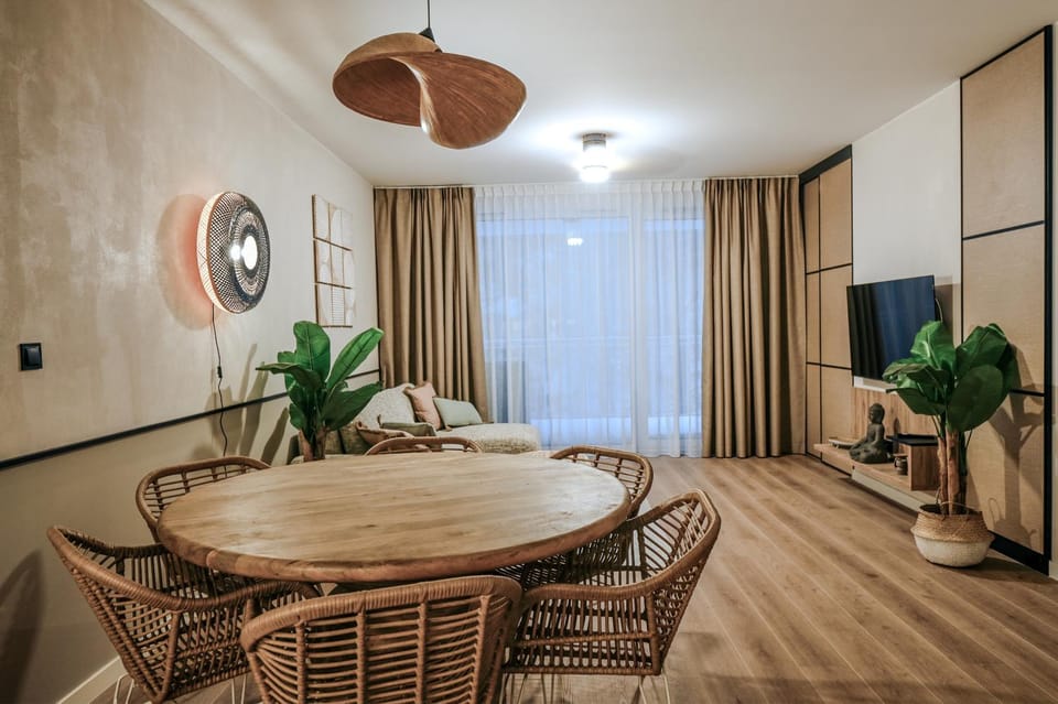 TV and multimedia, Living room, Seating area, Dining area