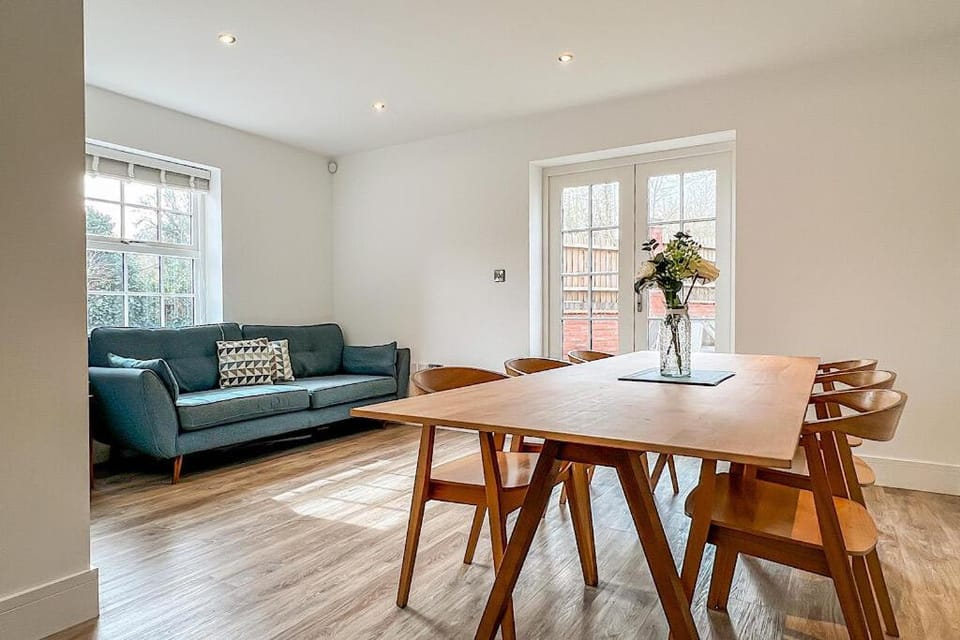 Central Warwick townhouse within easy reach of Stratford upon Avon and Cotswolds House in Warwick