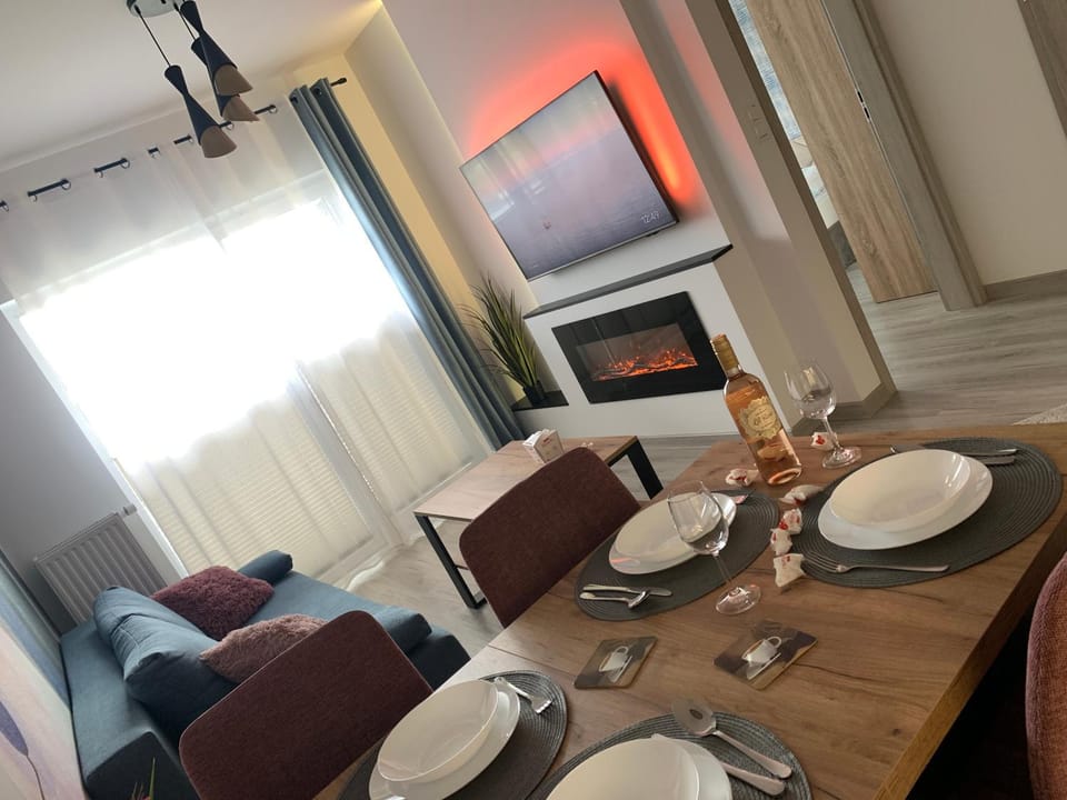 Communal lounge/ TV room, TV and multimedia, Living room, Seating area, Dining area, fireplace, fireplace