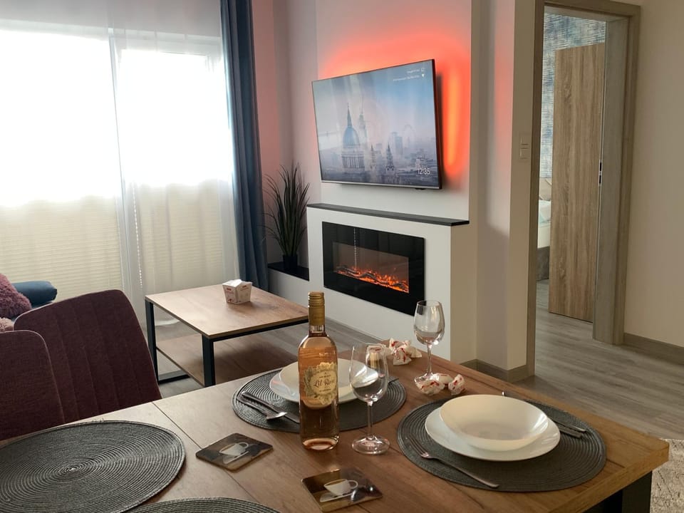 Communal lounge/ TV room, TV and multimedia, Balcony/Terrace, Balcony/Terrace, Living room, Seating area, Dining area, fireplace, fireplace