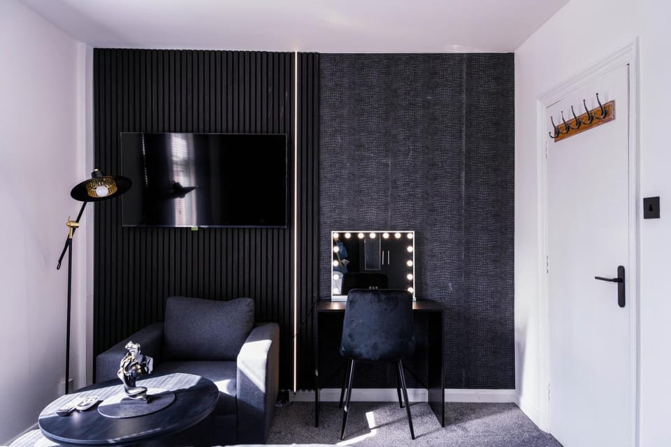 Sleek & Elegant - 2 Bed Apartment In Dartford Town - Parking - Central & Cozy Apartment in Dartford