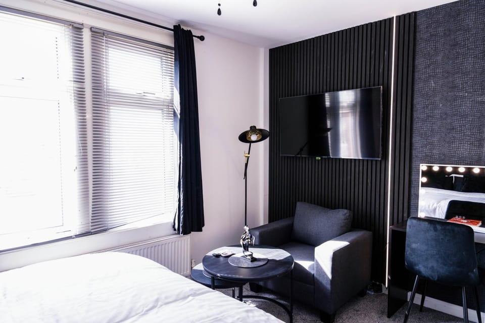 Sleek & Elegant - 2 Bed Apartment In Dartford Town - Parking - Central & Cozy Apartment in Dartford