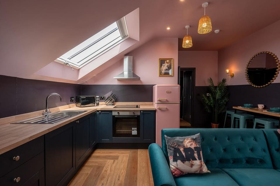 Kitchen or kitchenette, Living room, Seating area, Dining area, stove