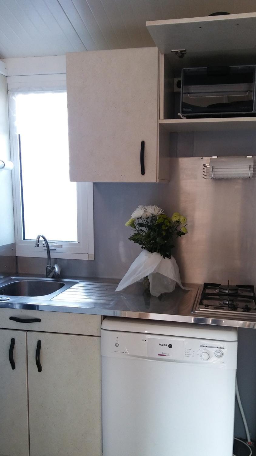 Kitchen or kitchenette, dishwasher, stove