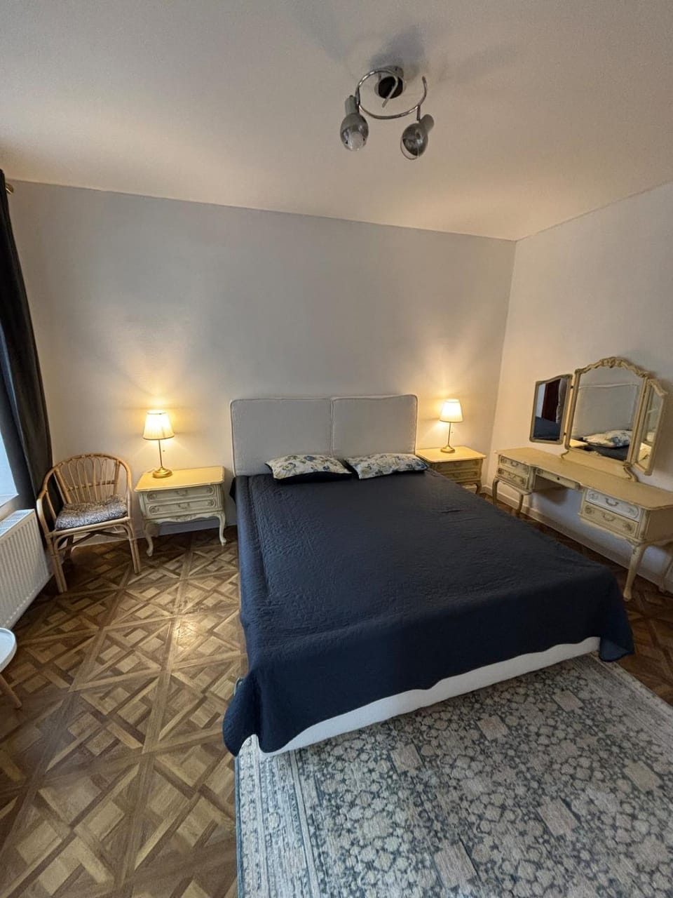 Bed, Photo of the whole room, Seating area