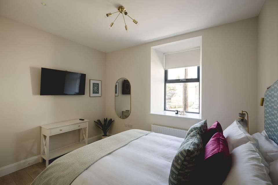 Bed, TV and multimedia, Bedroom