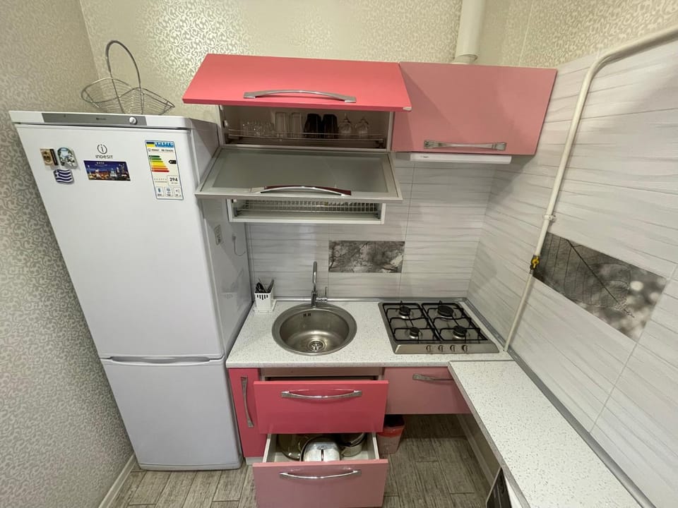 Kitchen or kitchenette, Dining area, stove