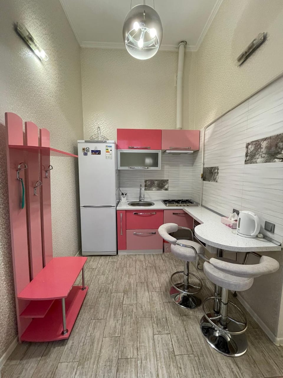 Kitchen or kitchenette, Dining area, microwave, stove