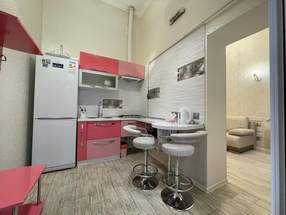 Coffee/tea facilities, Kitchen or kitchenette, Dining area, stove