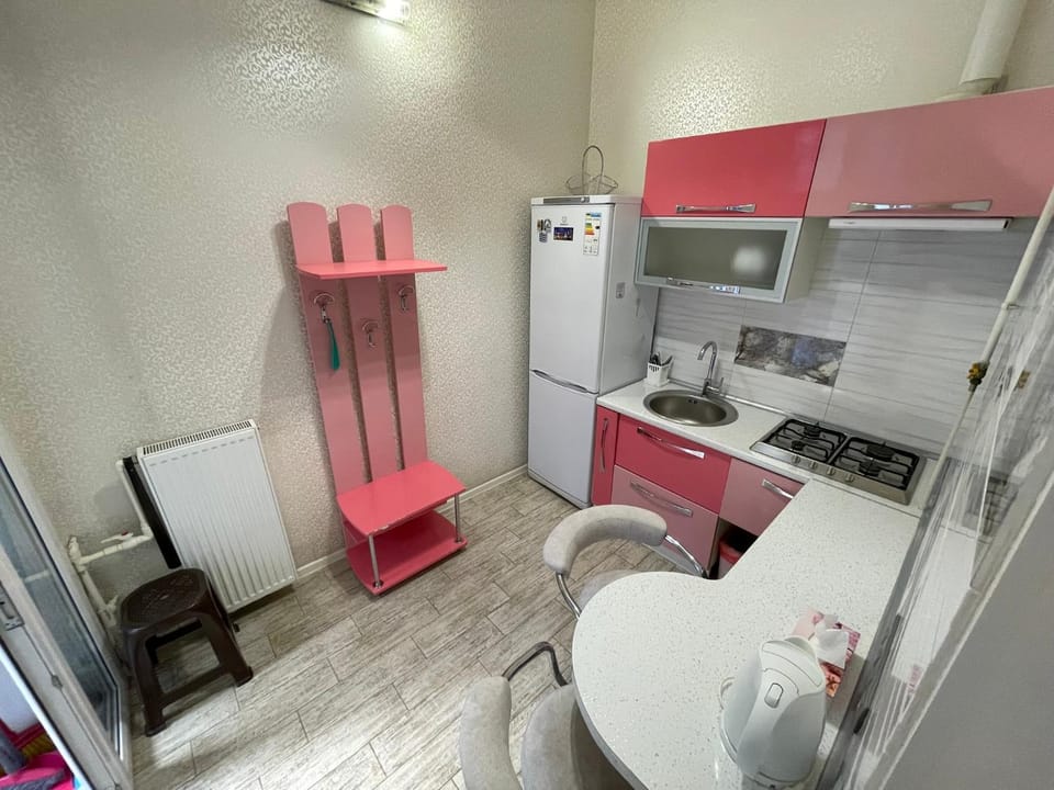 Kitchen or kitchenette, Dining area, stove