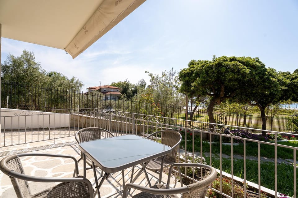 View (from property/room), Balcony/Terrace, Garden view