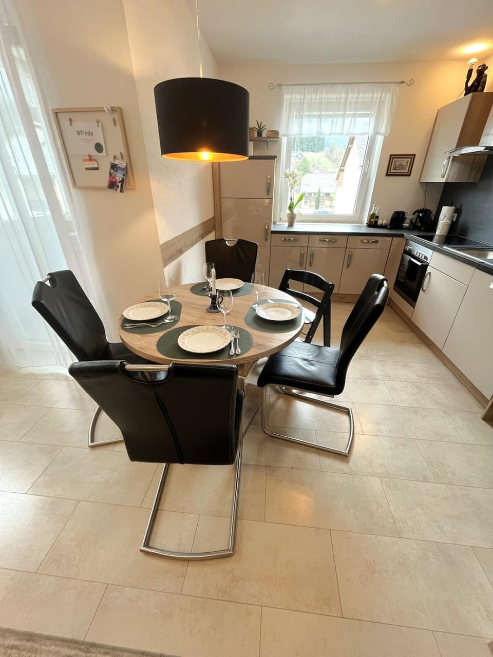 Kitchen or kitchenette, Dining area