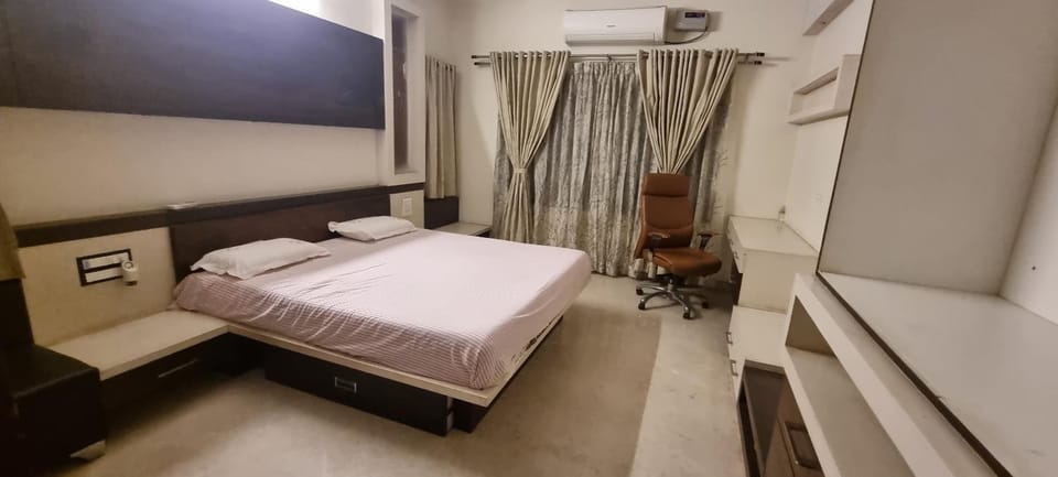 Photo of the whole room, Bedroom